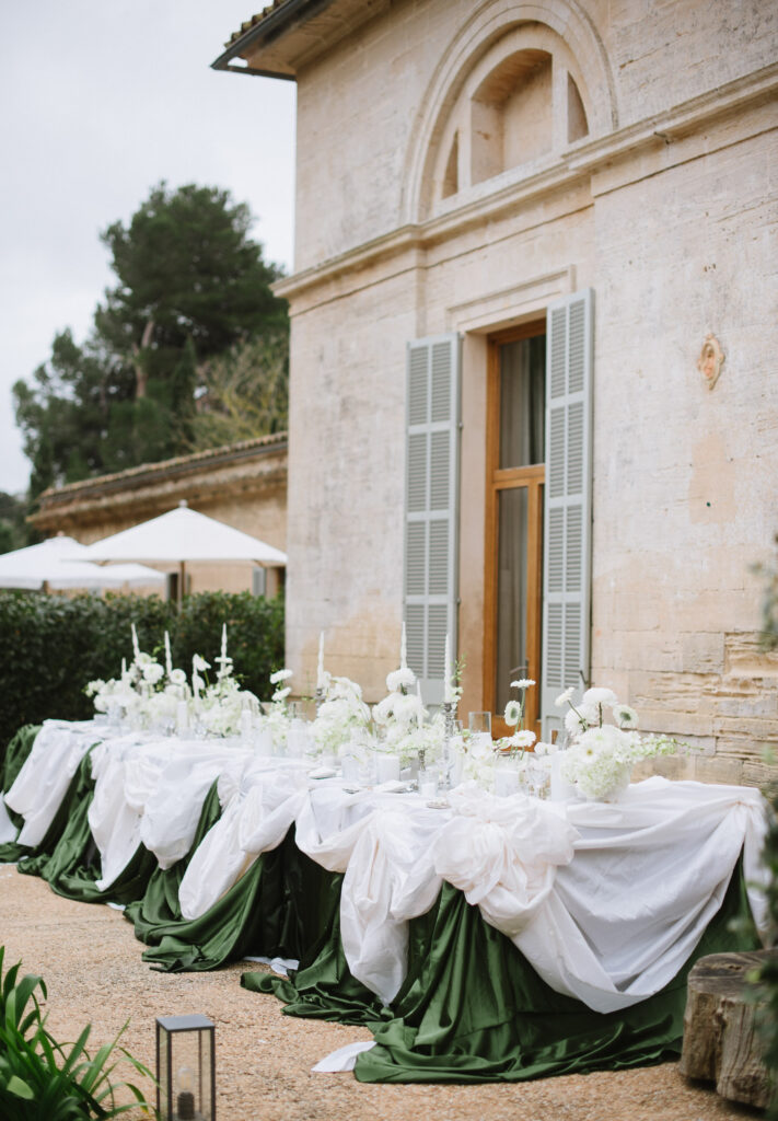 Elegant outdoor wedding reception in a Mediterranean setting in Mallorca