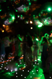 Blurred lights and guests dancing during a wedding party in Marbella finca la concepción
